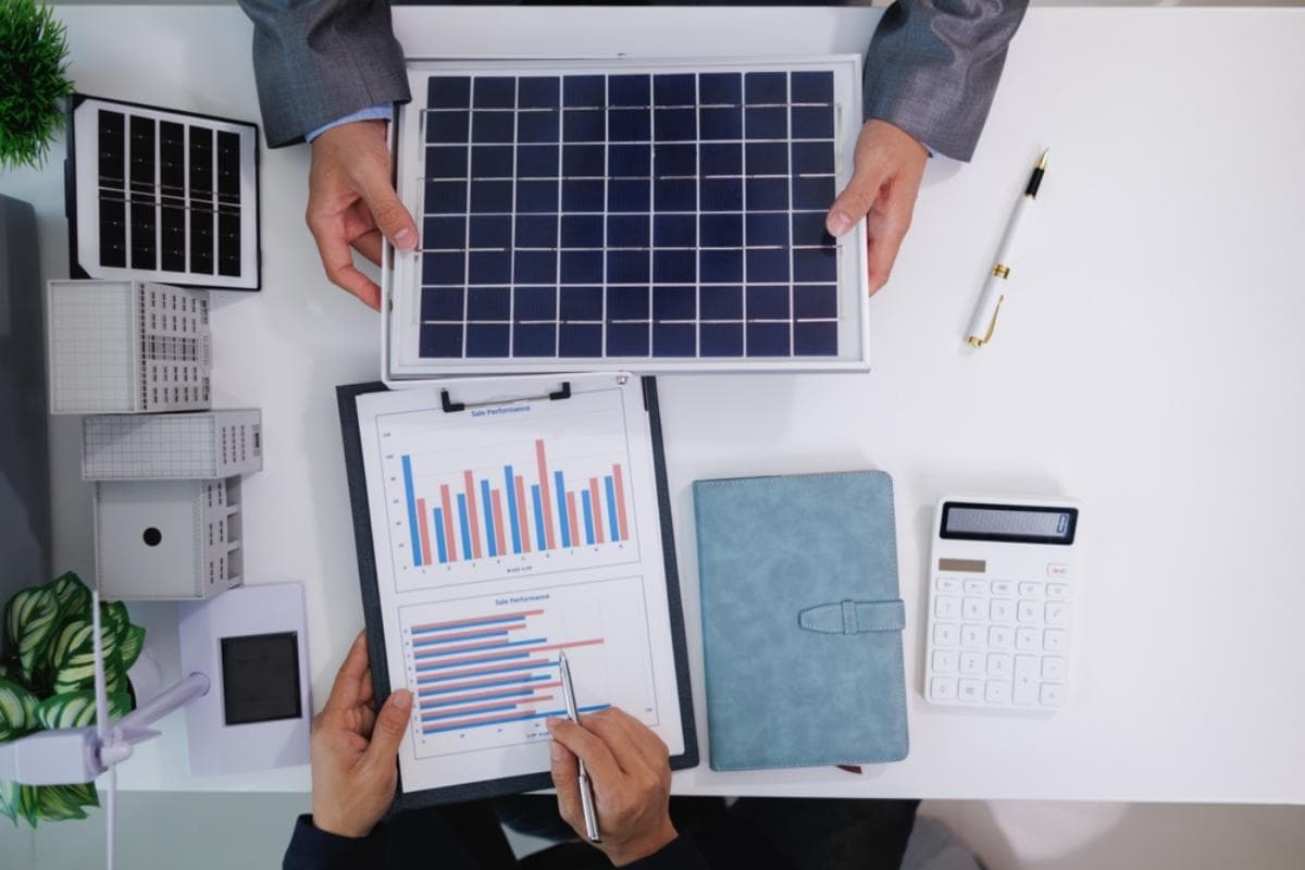 ออกแบบโซล่าเซลล์สำหรับสำนักงานขนาดใหญ่ เพื่อวางแผนลดค่าไฟและยกระดับธุรกิจ