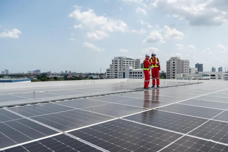 วิศวกรผู้เชี่ยวชาญกำลังปรึกษาเกี่ยวกับการติดตั้งชุดโซล่าเซลล์