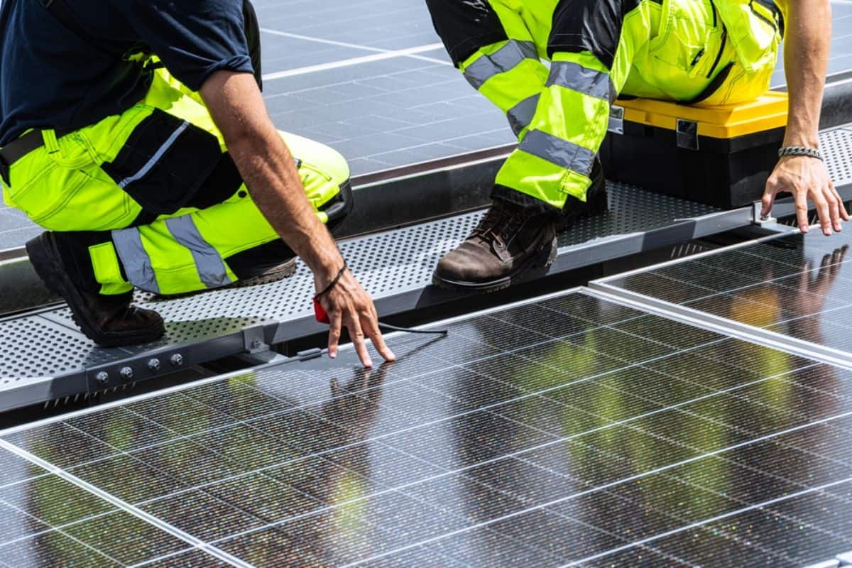 professional-engineer-service-solar-panel-worker
